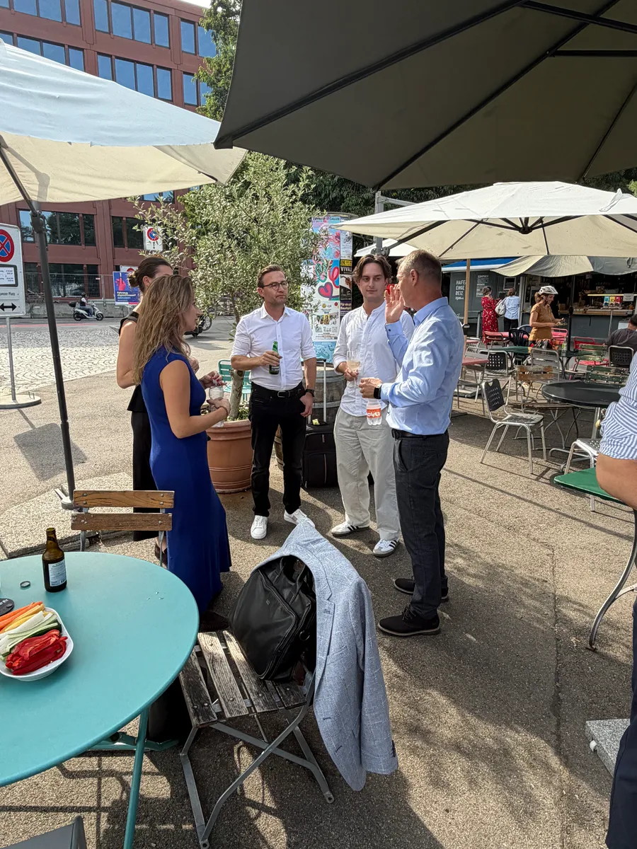 Gäste im Gespräch beim Summer Vibes 2026 Apéro Riche in der Hafen Enge