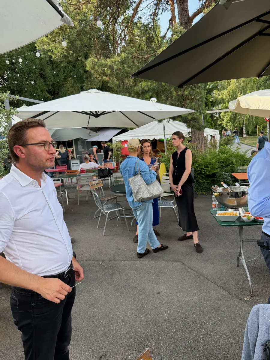 Summer Vibes 2026 Gäste beim Networking unter Sonnenschirmen in der Hafen Enge in Zürich