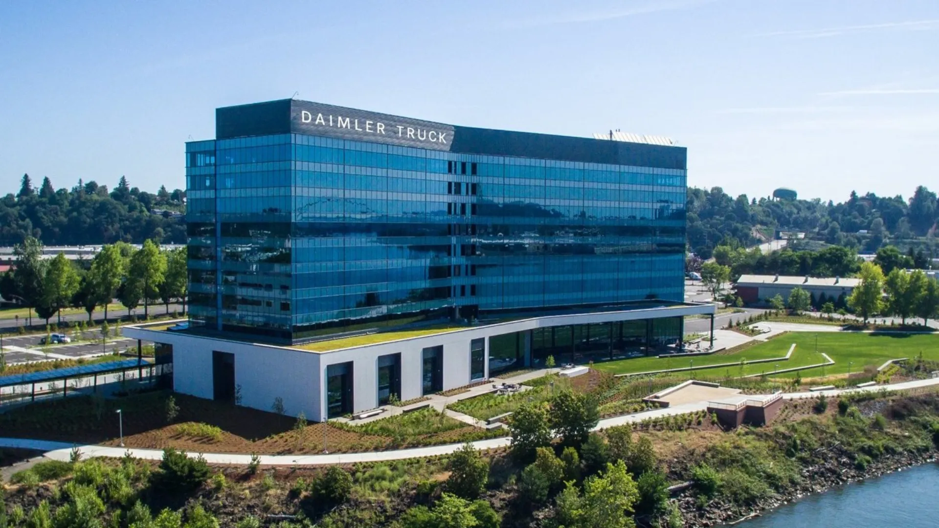 Daimler Truck: From Data Silos to Strategic Real-Time Insights